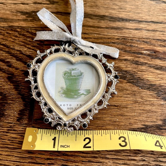 Black/Cream Metal Photo Frame Ornaments with Black Accent Beading - Picture 4 of 14